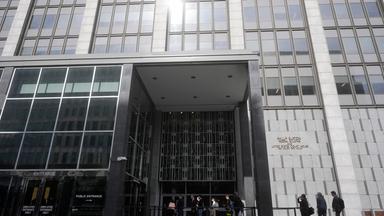 Menschen warten darauf, ein Bundesgericht zu betreten, in dem Gewerkschaften bei einer Anhörung in San Francisco einen Bundesrichter um eine einstweilige Verfügung bitten, um die Massenentlassungen von Bundesangestellten auf Bewährung durch die Regierung von Präsident Donald Trump zu verhindern