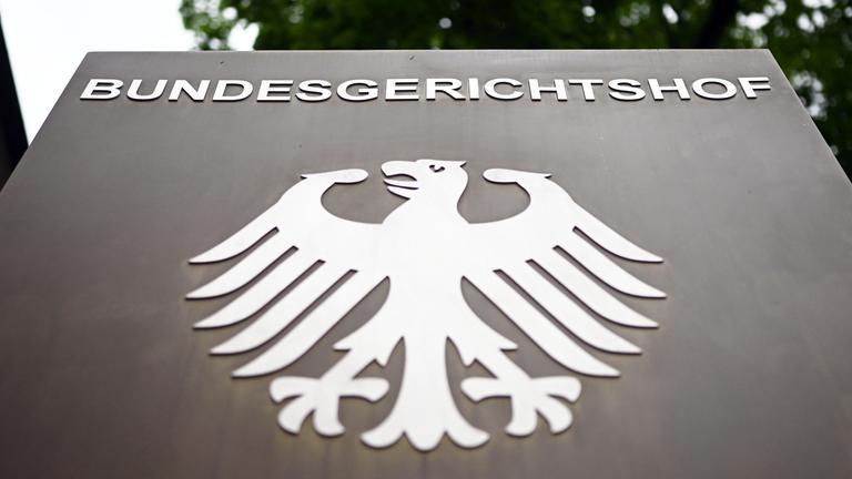  Ein Hinweisschild mit Bundesadler und dem Schriftzug Bundesgerichtshof, aufgenommen vor dem Bundesgerichtshof (BGH).