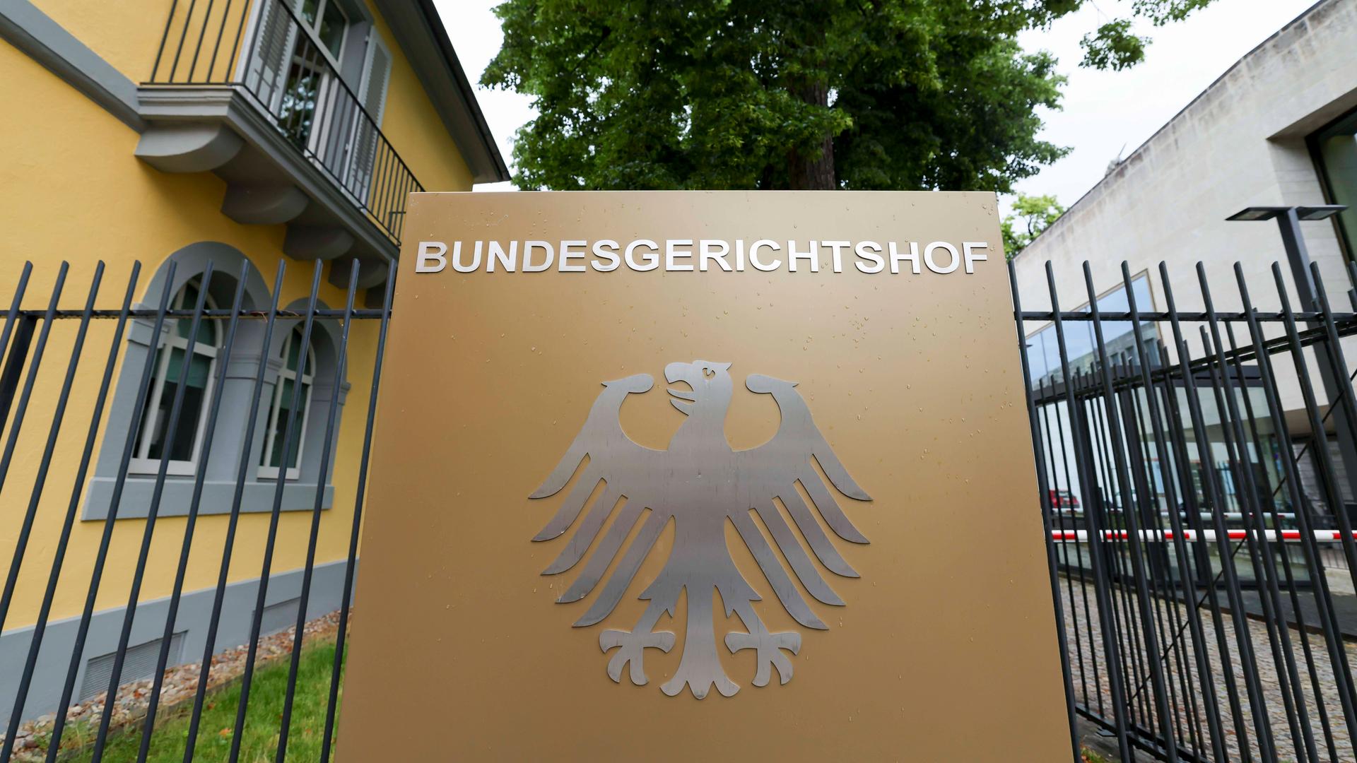 Ein Hinweisschild mit Bundesadler und dem Schriftzug Bundesgerichtshof, aufgenommen vor dem BGH in Karlsruhe