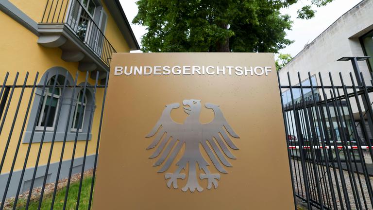Ein Hinweisschild mit Bundesadler und dem Schriftzug Bundesgerichtshof, aufgenommen vor dem BGH in Karlsruhe