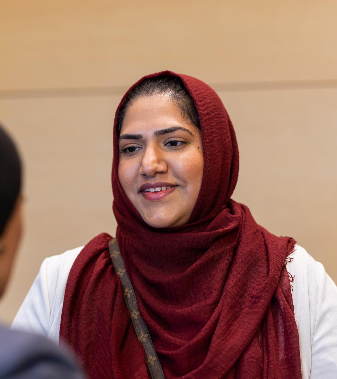 Klägerin Humaira Waseem steht nach der Urteilsverkündung im Gebäude des Bundesgerichtshofs und spricht mit einer Frau.