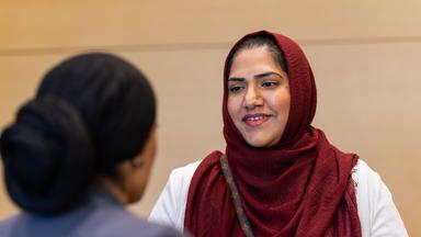 Klägerin Humaira Waseem steht nach der Urteilsverkündung im Gebäude des Bundesgerichtshofs und spricht mit einer Frau.