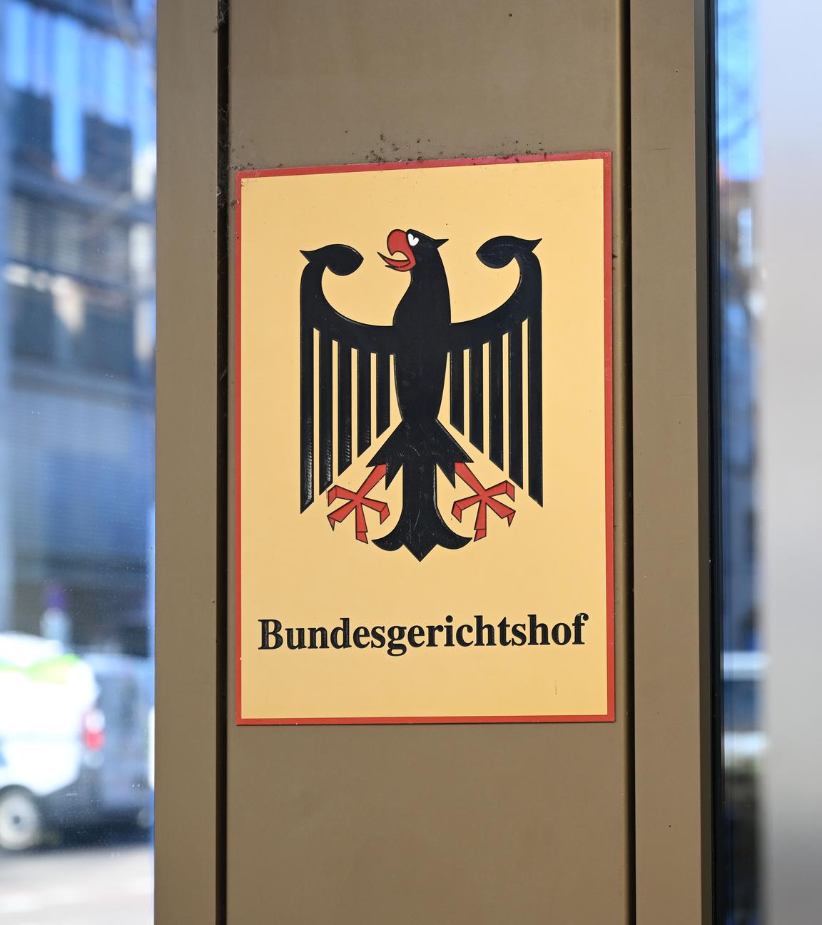 19.03.2025, Baden-Württemberg, Karlsruhe: Ein Hinweisschild mit Bundesadler und dem Schriftzug "Bundesgerichtshof", aufgenommen vor dem Bundesgerichtshof (BGH). 
