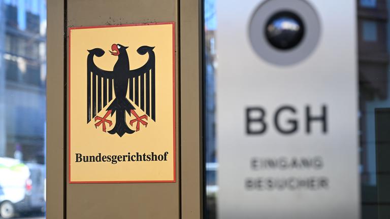 19.03.2025, Baden-Württemberg, Karlsruhe: Ein Hinweisschild mit Bundesadler und dem Schriftzug "Bundesgerichtshof", aufgenommen vor dem Bundesgerichtshof (BGH). 