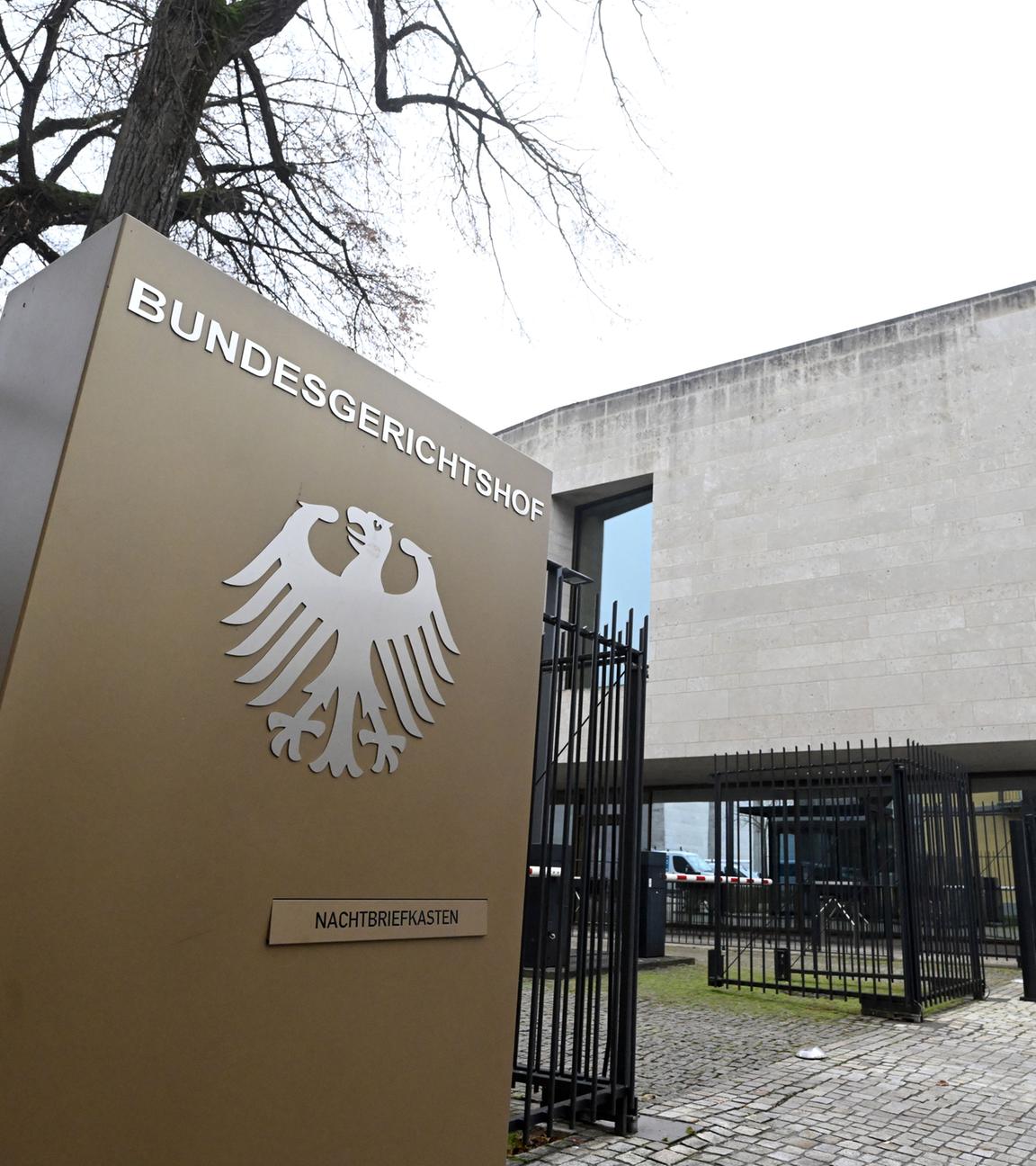 Baden-Württemberg, Karlsruhe: Ein Hinweisschild mit Bundesadler und dem Schriftzug Bundesgerichtshof (BGH) steht vor dem Bundesgerichtshof.