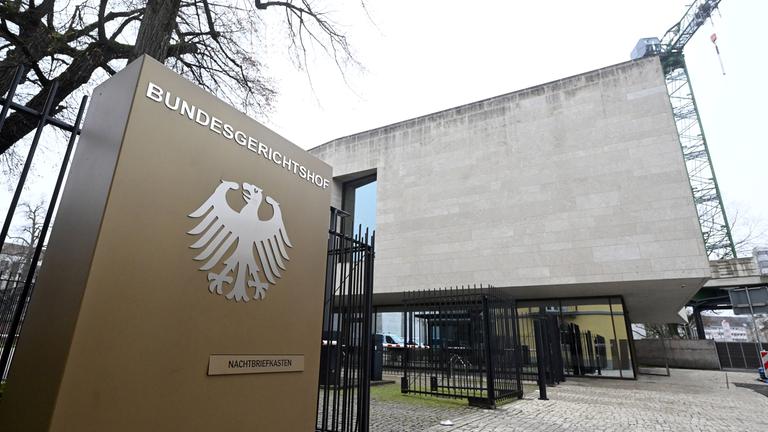 Baden-Württemberg, Karlsruhe: Ein Hinweisschild mit Bundesadler und dem Schriftzug Bundesgerichtshof (BGH) steht vor dem Bundesgerichtshof.
