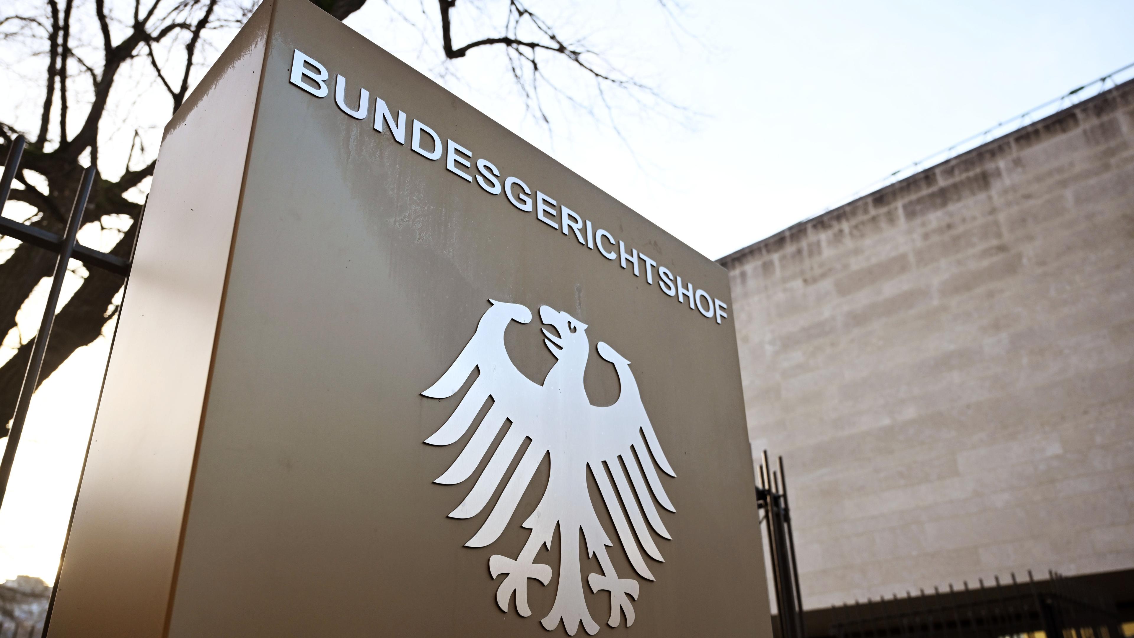 Ein Hinweisschild mit Bundesadler und dem Schriftzug Bundesgerichtshof