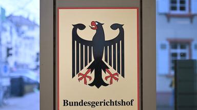 Ein Hinweisschild mit Bundesadler und dem Schriftzug Bundesgerichtshof, aufgenommen beim Bundesgerichtshof (BGH)
