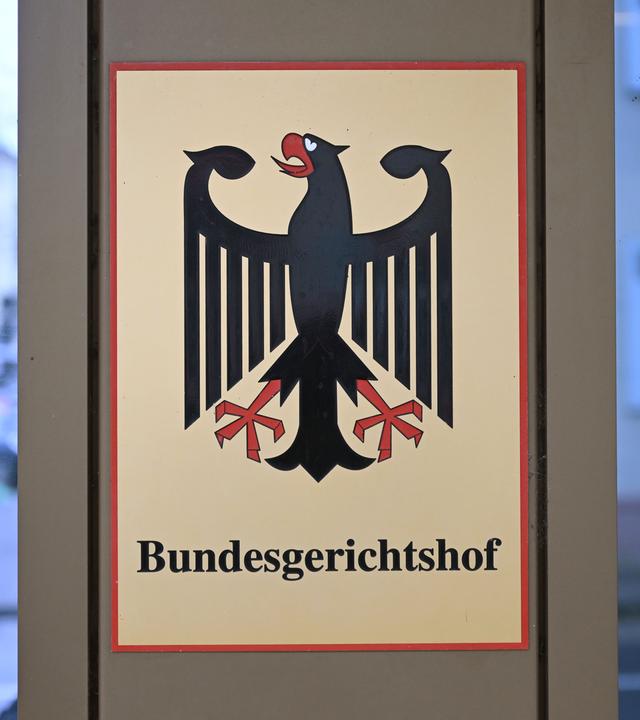 Ein Hinweisschild mit Bundesadler und dem Schriftzug Bundesgerichtshof, aufgenommen beim Bundesgerichtshof (BGH)