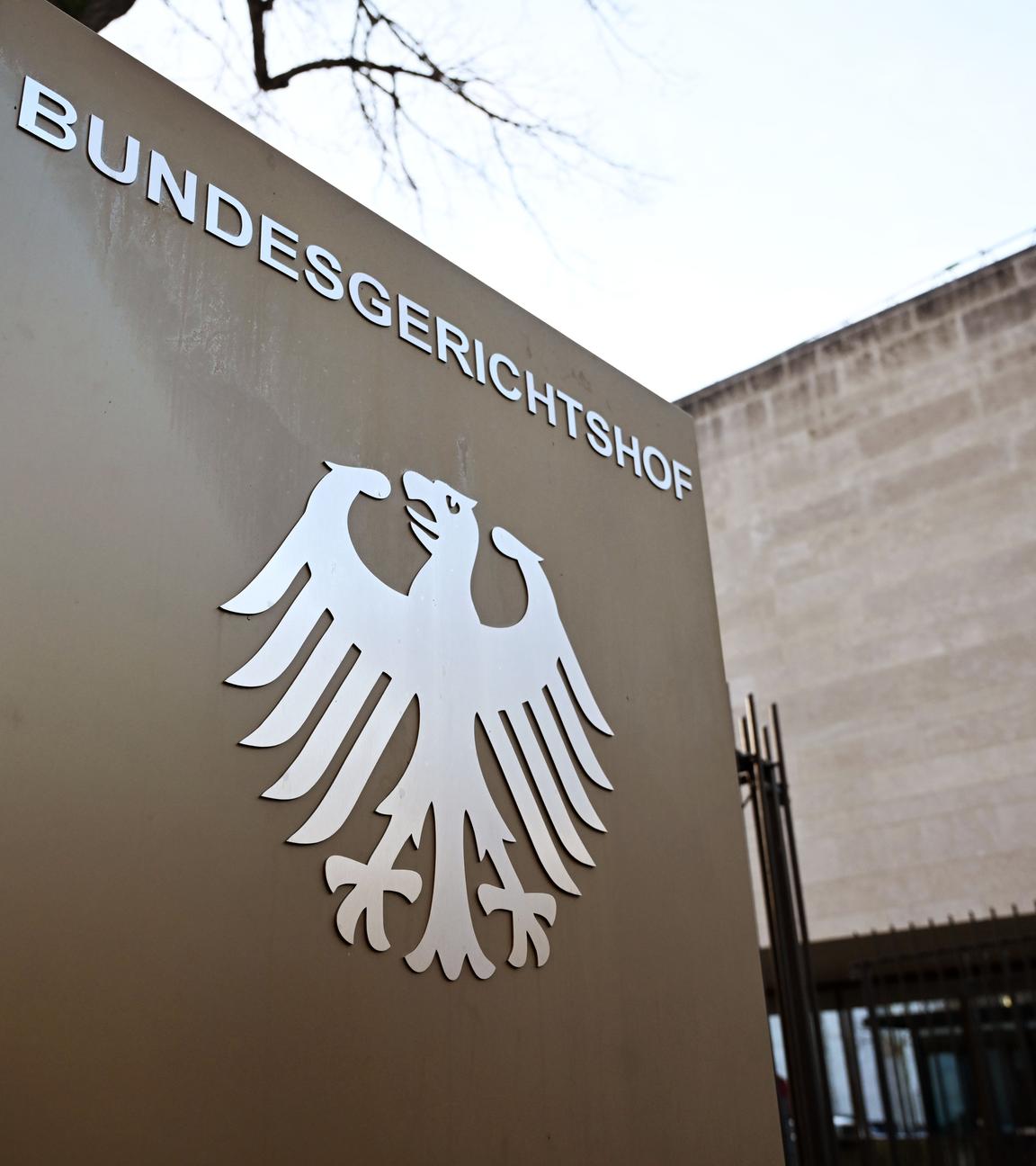 ARCHIV - 17.01.2025, Baden-Württemberg, Karlsruhe: Ein Hinweisschild mit Bundesadler und dem Schriftzug Bundesgerichtshof, aufgenommen vor dem Bundesgerichtshof (BGH).