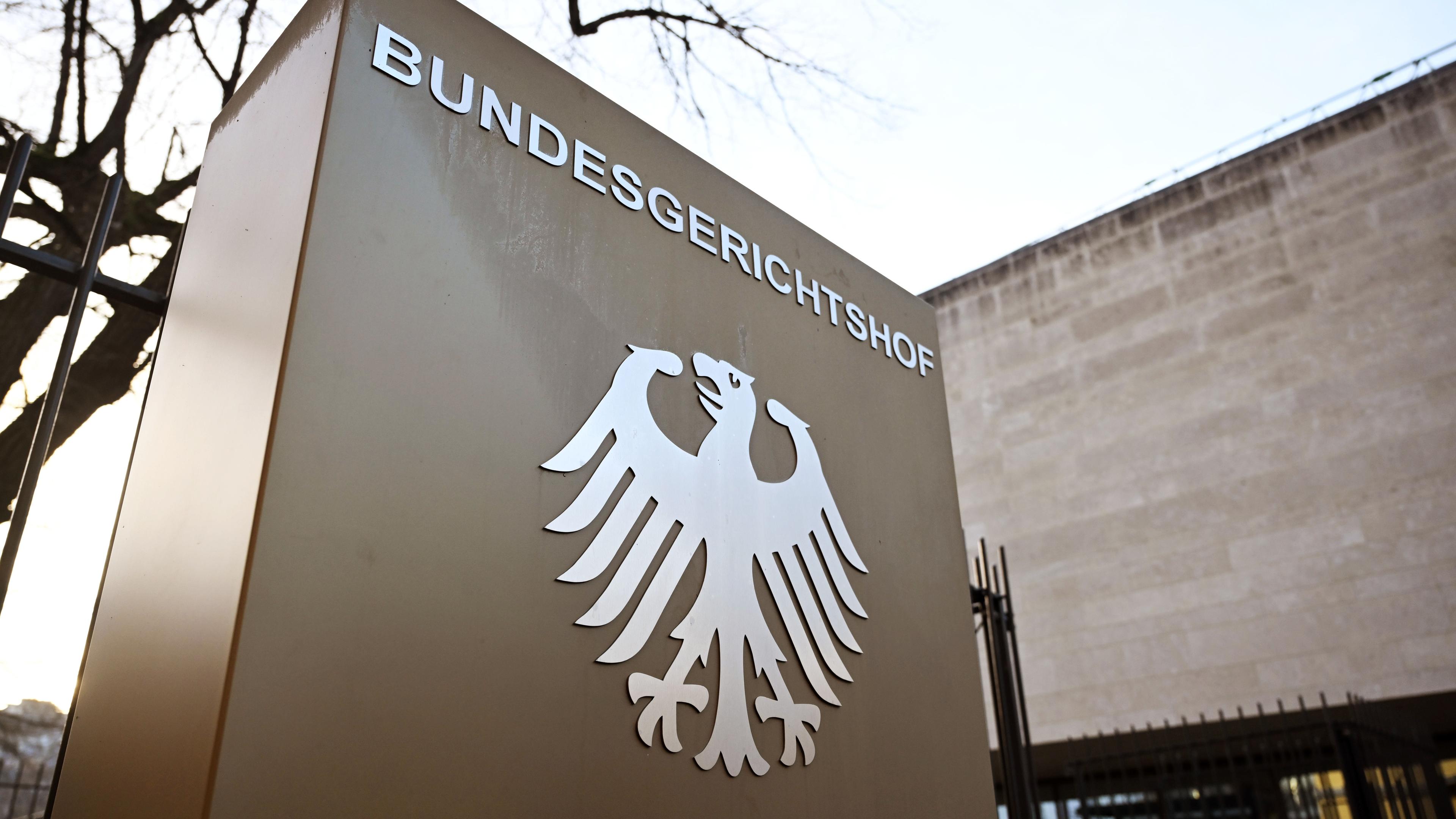ARCHIV - 17.01.2025, Baden-Württemberg, Karlsruhe: Ein Hinweisschild mit Bundesadler und dem Schriftzug Bundesgerichtshof, aufgenommen vor dem Bundesgerichtshof (BGH).