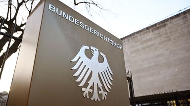 ARCHIV - 17.01.2025, Baden-Württemberg, Karlsruhe: Ein Hinweisschild mit Bundesadler und dem Schriftzug Bundesgerichtshof, aufgenommen vor dem Bundesgerichtshof (BGH).