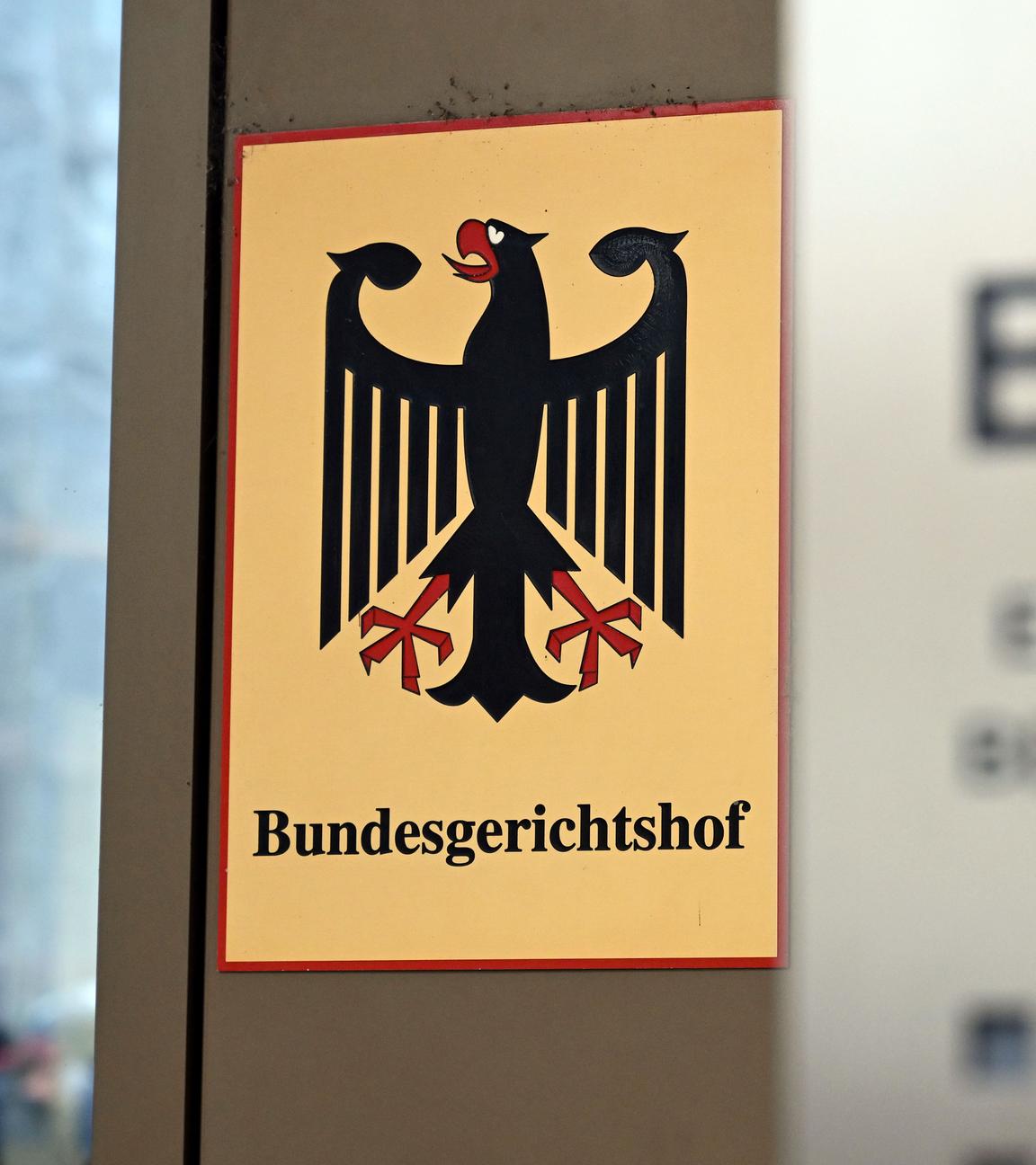 ARCHIV - 06.02.2025, Baden-Württemberg, Karlsruhe: Ein Hinweisschild mit Bundesadler und dem Schriftzug «Bundesgerichtshof», aufgenommen vor dem Bundesgerichtshof (BGH).