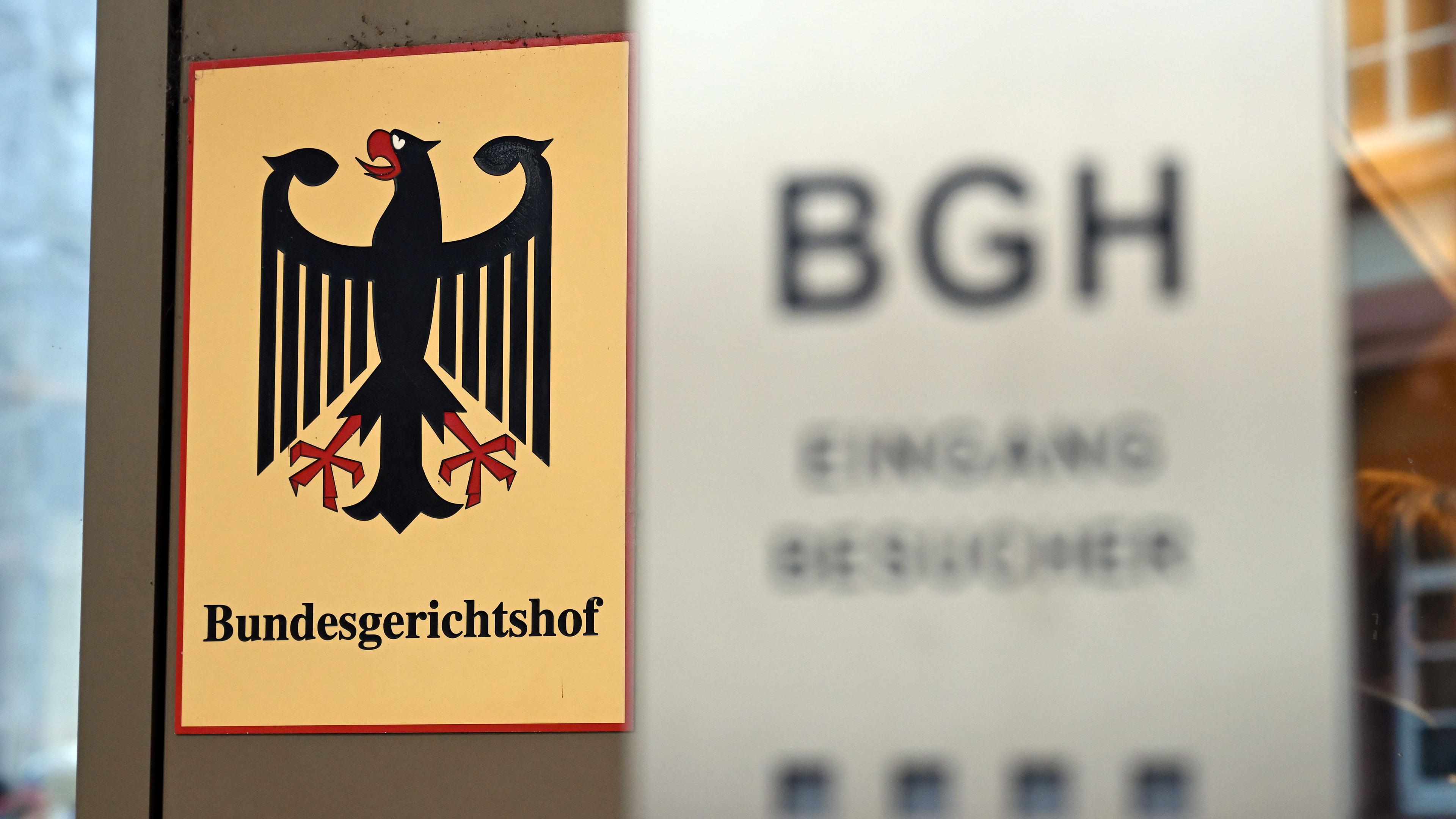 ARCHIV - 06.02.2025, Baden-Württemberg, Karlsruhe: Ein Hinweisschild mit Bundesadler und dem Schriftzug «Bundesgerichtshof», aufgenommen vor dem Bundesgerichtshof (BGH).