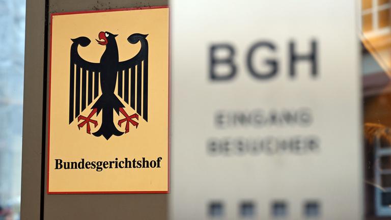 ARCHIV - 06.02.2025, Baden-Württemberg, Karlsruhe: Ein Hinweisschild mit Bundesadler und dem Schriftzug «Bundesgerichtshof», aufgenommen vor dem Bundesgerichtshof (BGH).