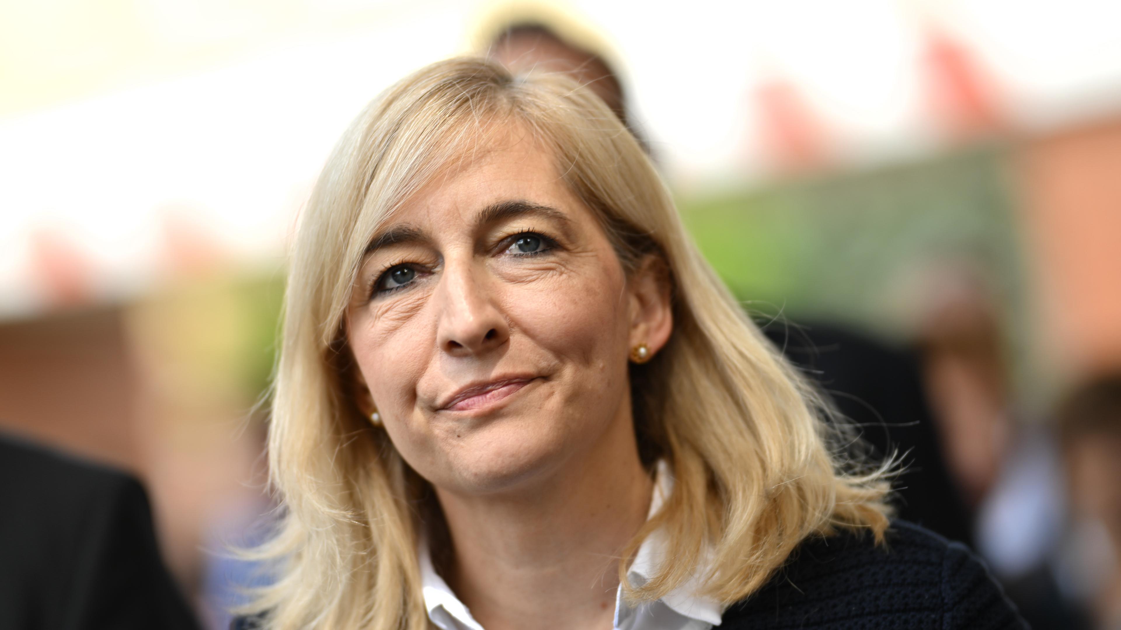 16.07.2025, Niedersachsen, Braunschweig: Nina Warken (CDU), Bundesgesundheitsministerin, bei einem Besuch im Städtischen Klinikum Braunschweig. Thema des Besuches ist vor allem die Krankenhausreform des Bundes. Foto: Julian Stratenschulte/dpa +++ dpa-Bildfunk +++