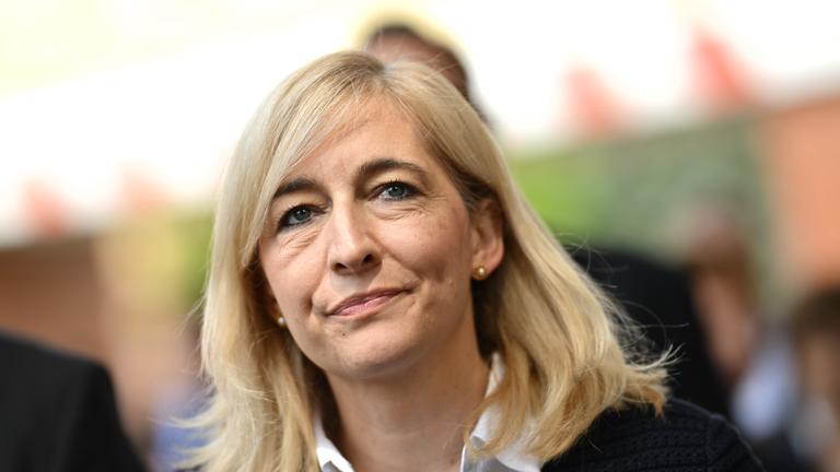 16.07.2025, Niedersachsen, Braunschweig: Nina Warken (CDU), Bundesgesundheitsministerin, bei einem Besuch im Städtischen Klinikum Braunschweig. Thema des Besuches ist vor allem die Krankenhausreform des Bundes. Foto: Julian Stratenschulte/dpa +++ dpa-Bildfunk +++