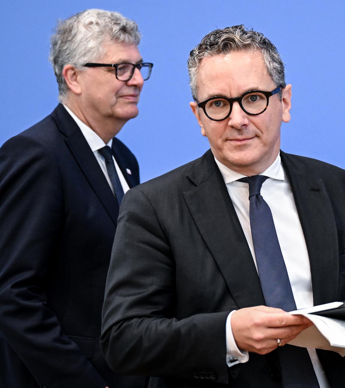 Thorsten Rudolph (r), haushaltspolitischer Sprecher der SPD-Bundestagsfraktion und Christian Haase, haushaltspolitischer Sprecher der CDU/CSU-Bundestagsfraktion kommen zu einer Pressekonferenz zu den Ergebnissen der Bereinigungssitzung des Haushaltsausschusses zum Bundeshaushalt 2025.