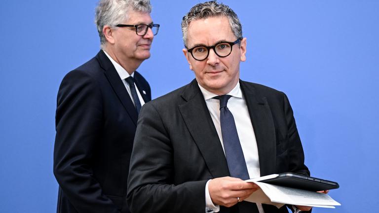 Thorsten Rudolph (r), haushaltspolitischer Sprecher der SPD-Bundestagsfraktion und Christian Haase, haushaltspolitischer Sprecher der CDU/CSU-Bundestagsfraktion kommen zu einer Pressekonferenz zu den Ergebnissen der Bereinigungssitzung des Haushaltsausschusses zum Bundeshaushalt 2025.