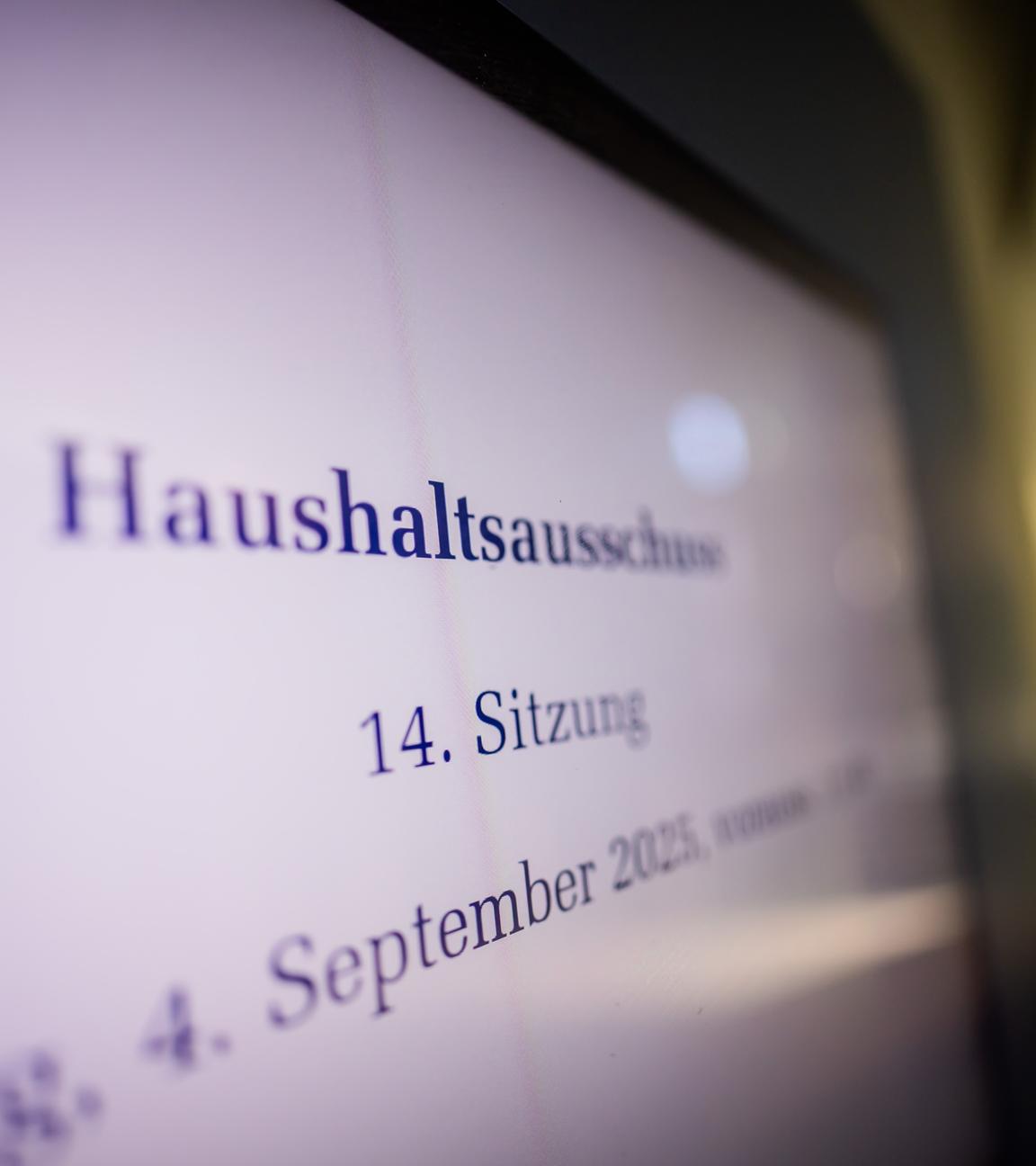 04.09.2025, Berlin: Blick auf die Anzeige am Sitzungssaal im Paul-Löbe-Haus des Deutschen Bundestages vor der entscheidenden Sitzung des Haushaltsausschusses zum Bundeshaushalt 2025.