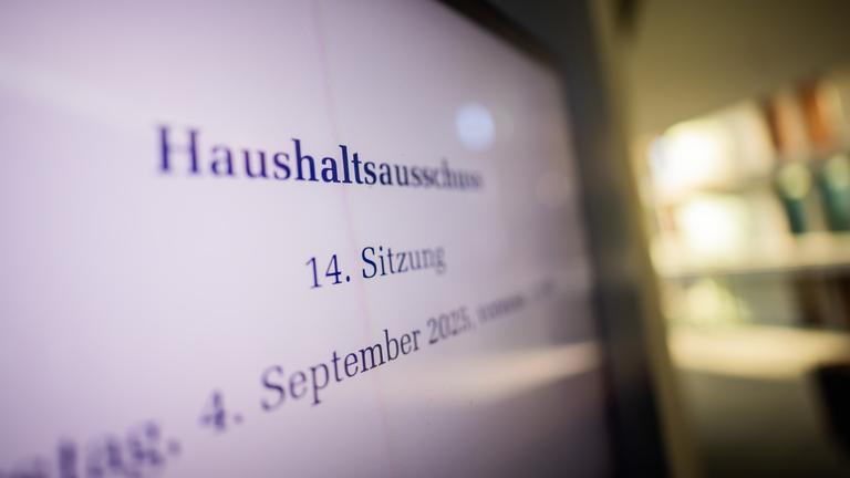 04.09.2025, Berlin: Blick auf die Anzeige am Sitzungssaal im Paul-Löbe-Haus des Deutschen Bundestages vor der entscheidenden Sitzung des Haushaltsausschusses zum Bundeshaushalt 2025.