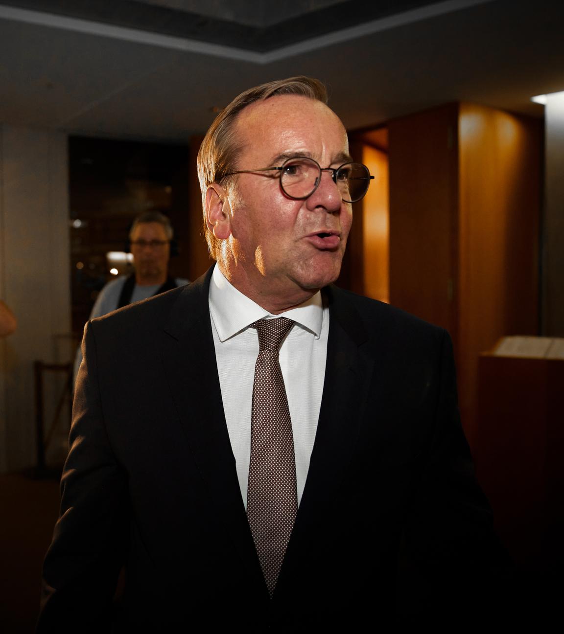 Boris Pistorius (SPD), Bundesverteidigungsminister, kommt zu einer Sitzung des Haushaltsausschusses ins Paul-Löbe-Haus. In der sogenannten Bereinigungssitzung nehmen die Fraktionen letzte Änderungen am Etat vor, bevor er im Bundestag zur Abstimmung steht.