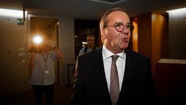 Boris Pistorius (SPD), Bundesverteidigungsminister, kommt zu einer Sitzung des Haushaltsausschusses ins Paul-Löbe-Haus. In der sogenannten Bereinigungssitzung nehmen die Fraktionen letzte Änderungen am Etat vor, bevor er im Bundestag zur Abstimmung steht.