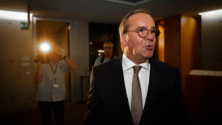 Boris Pistorius (SPD), Bundesverteidigungsminister, kommt zu einer Sitzung des Haushaltsausschusses ins Paul-Löbe-Haus. In der sogenannten Bereinigungssitzung nehmen die Fraktionen letzte Änderungen am Etat vor, bevor er im Bundestag zur Abstimmung steht.