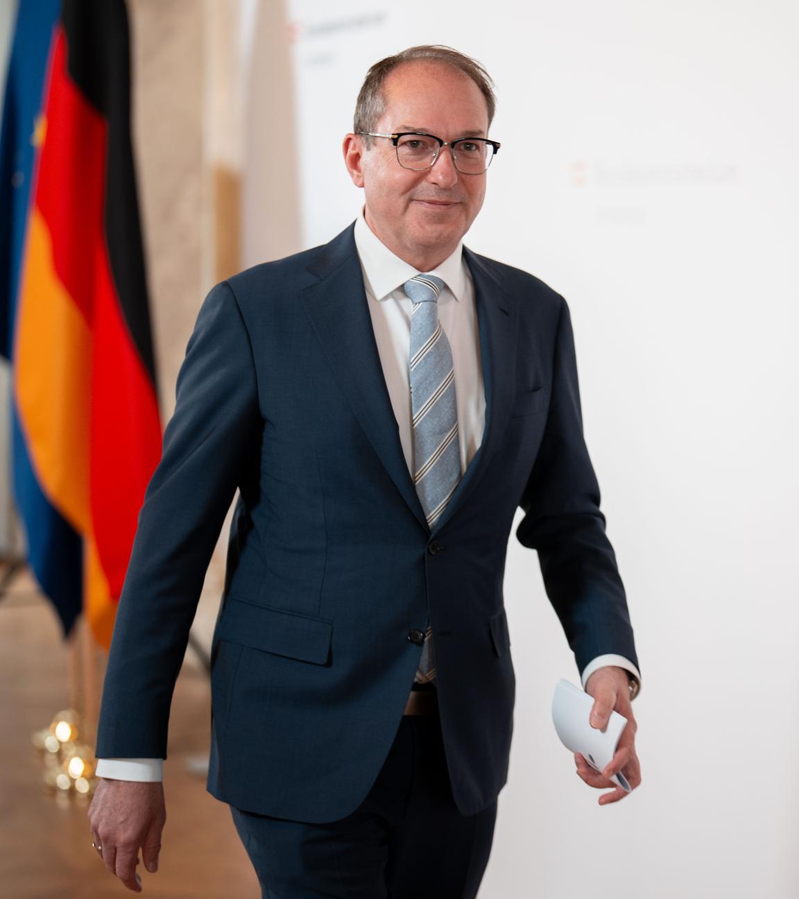 Bundesinnenminister Alexander Dobrindt (CSU) vor einem gemeinsamen Statement mit dem österreichischen Innenminister Karner (ÖVP).