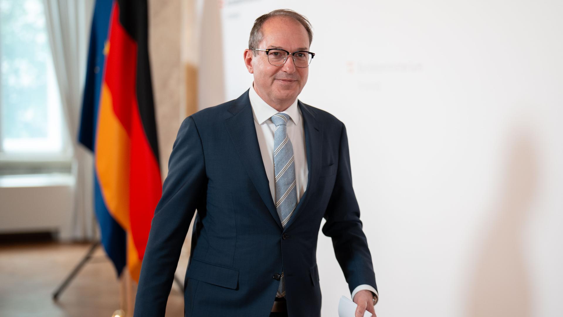 Bundesinnenminister Alexander Dobrindt (CSU) vor einem gemeinsamen Statement mit dem österreichischen Innenminister Karner (ÖVP).