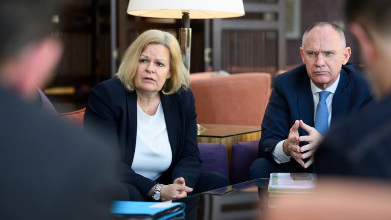 Nancy Faeser (l, SPD), geschäftsführende Bundesministerin für Inneres und Heimat, und Gerhard Karner (ÖVP), Innenminister von Österreich, informieren im Hotel in Amman die Mitglieder ihrer Delegationen über den Abbruch ihrer Reise. 