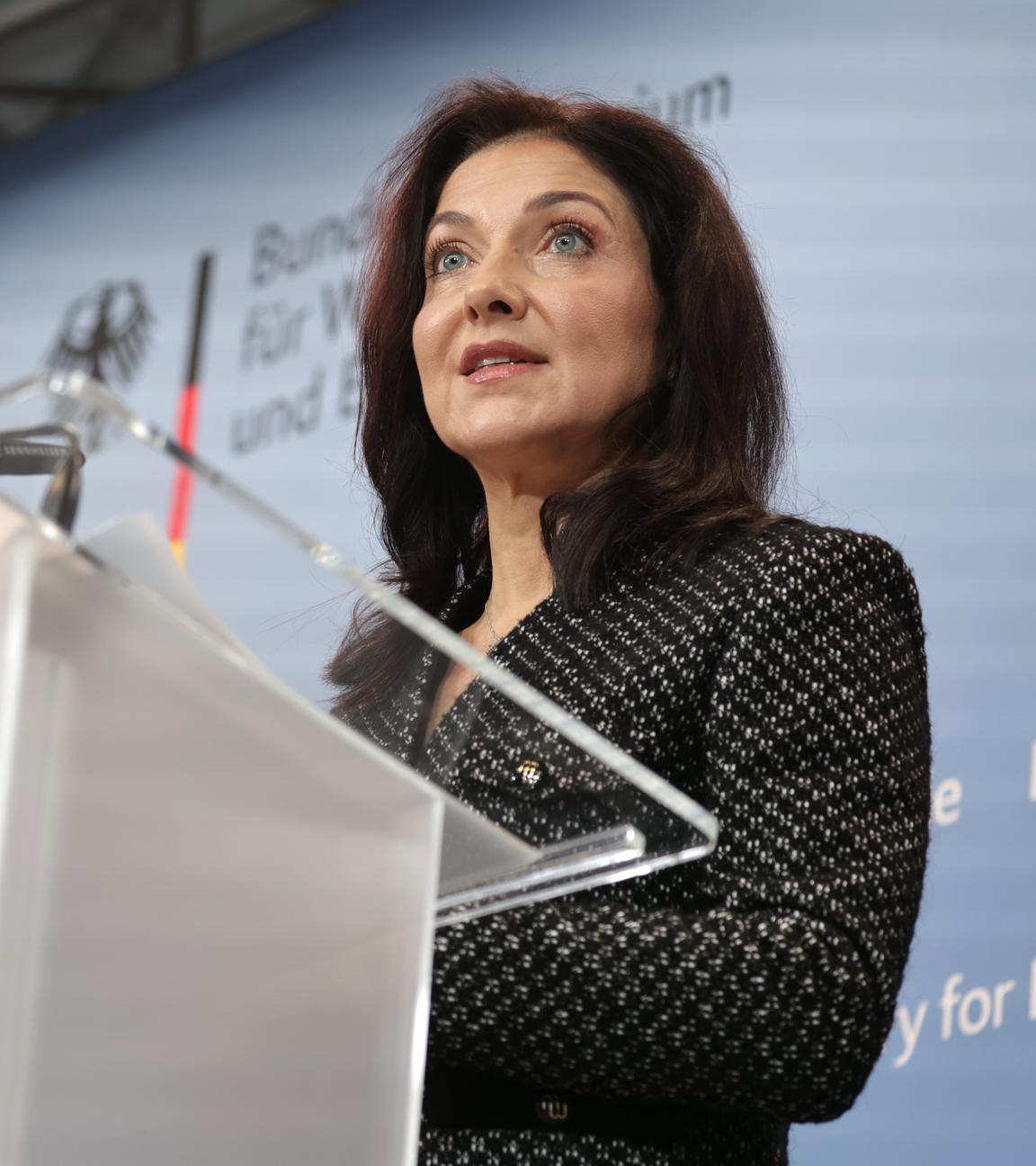 Bundesministerin für Wirtschaft und Energie Katherina Reiche spricht während eines Pressestatements.