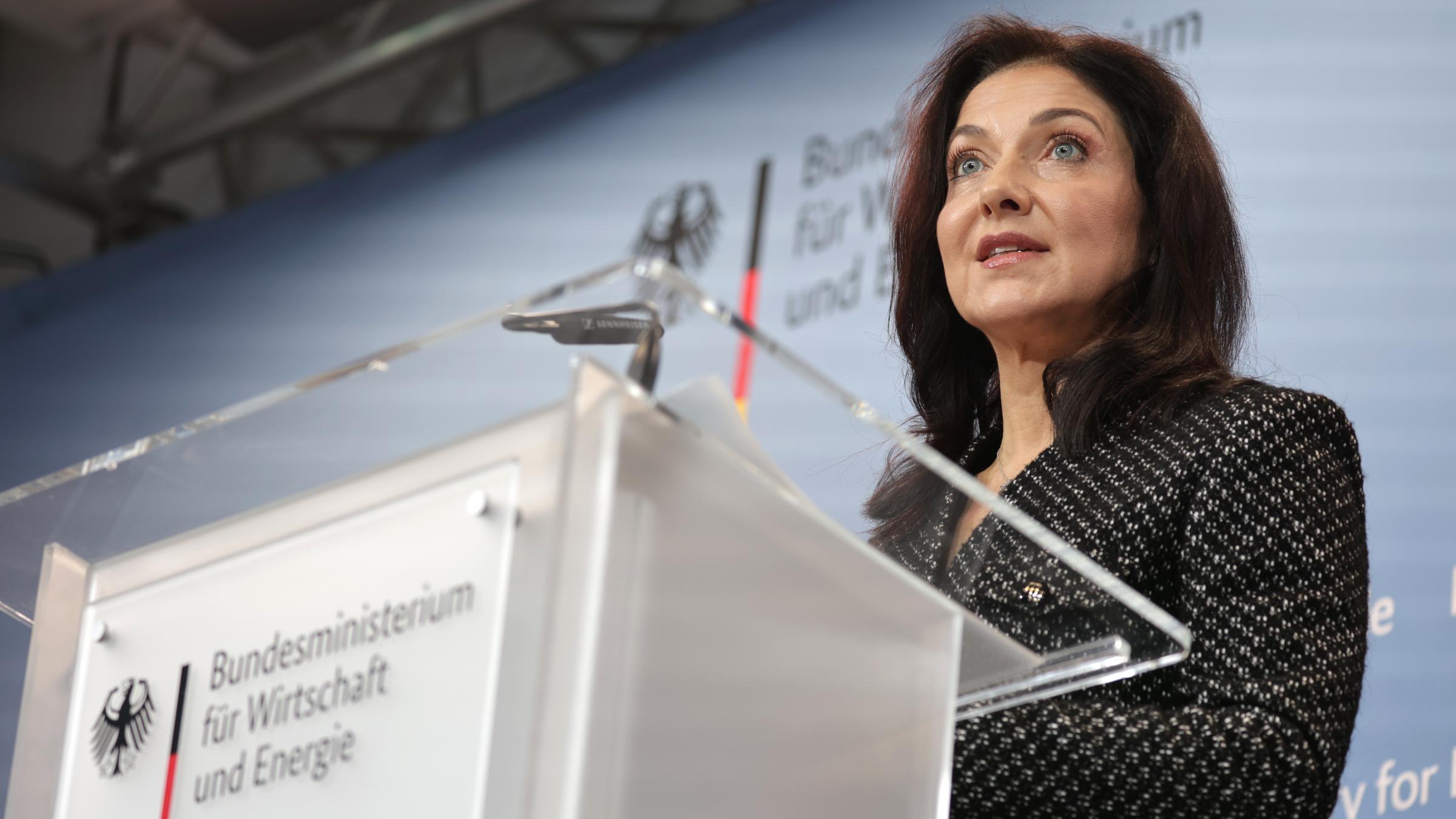 Bundesministerin für Wirtschaft und Energie Katherina Reiche spricht während eines Pressestatements.