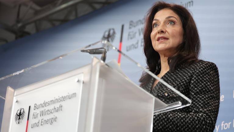 Bundesministerin für Wirtschaft und Energie Katherina Reiche spricht während eines Pressestatements.