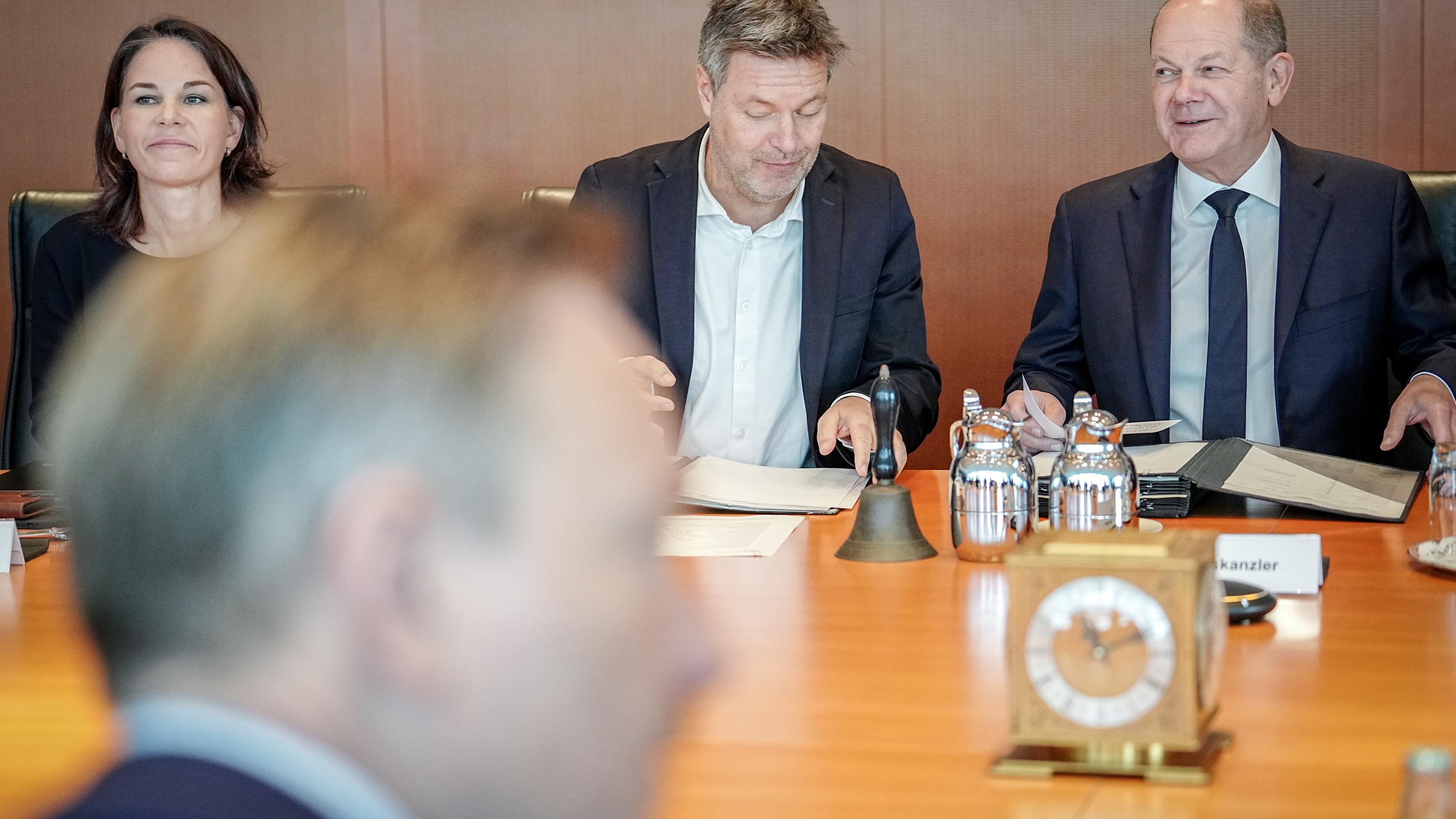Berlin: Bundeskanzler Olaf Scholz, Robert Habeck, Bundesminister für Wirtschaft und Klimaschutz, Christian Lindner, Bundesminister der Finanzen, und Annalena Baerbock, Außenministerin, nehmen an der Sitzung des Bundeskabinetts im Bundeskanzleramt teil.