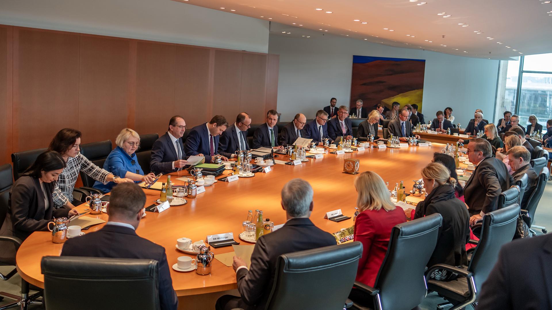 Das Bundeskabinett unter Leitung von Bundeskanzler Friedrich Merz (6.v.l, CDU) ist zu seiner Sitzung Kabinettssitzung im Kanzleramt zusammengetroffen