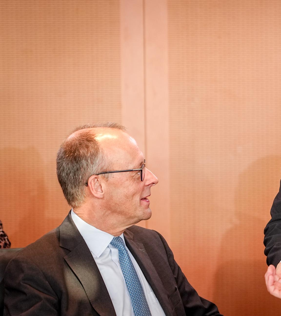 Bundeskanzler Friedrich Merz (l-r, CDU) und Boris Pistorius (SPD), Bundesminister der Verteidigung, und Thorsten Frei (CDU), Chef des Bundeskanzleramts