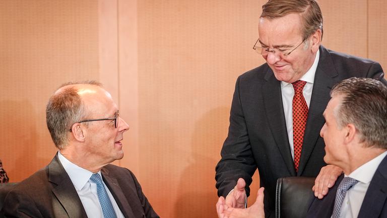 Bundeskanzler Friedrich Merz (l-r, CDU) und Boris Pistorius (SPD), Bundesminister der Verteidigung, und Thorsten Frei (CDU), Chef des Bundeskanzleramts