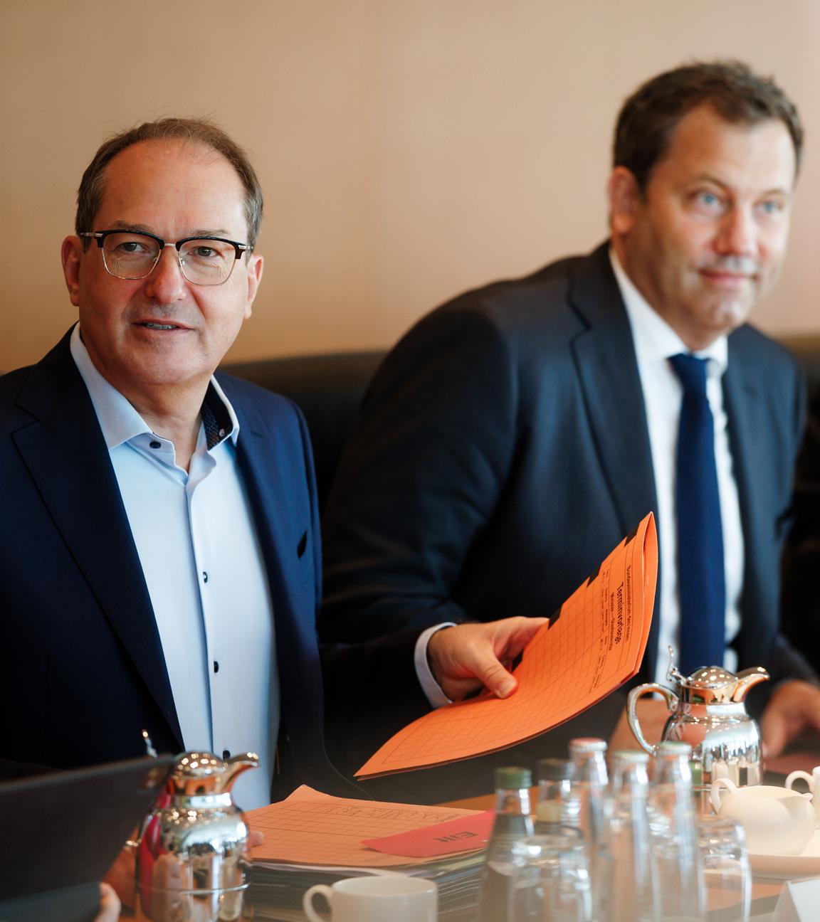 Bundesinnenminister Alexander Dobrindt, Bundesfinanzminister Lars Klingbeil und Bundeskanzler Friedrich Merz sitzen während einer Sitzung des deutschen Kabinetts im Kanzleramt in Berlin am 3. September 2025 nebeneinander.