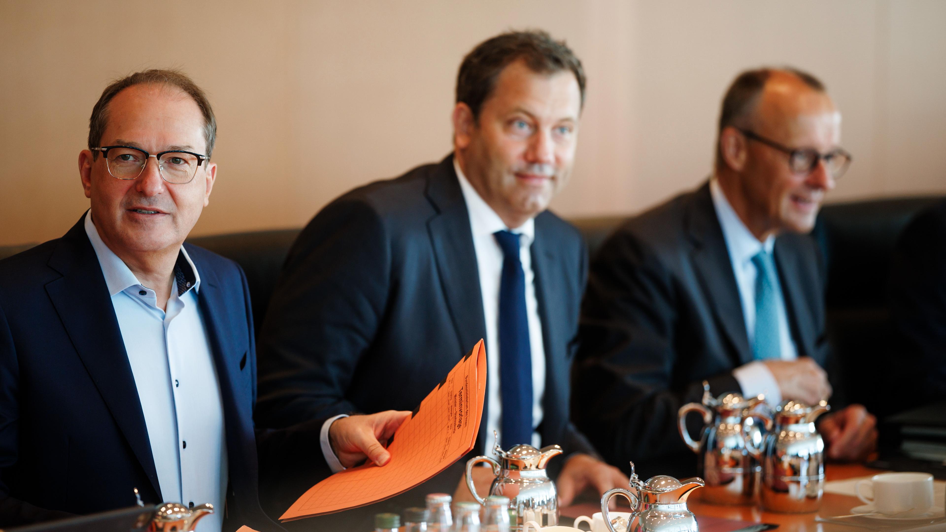 Bundesinnenminister Alexander Dobrindt, Bundesfinanzminister Lars Klingbeil und Bundeskanzler Friedrich Merz sitzen während einer Sitzung des deutschen Kabinetts im Kanzleramt in Berlin am 3. September 2025 nebeneinander.