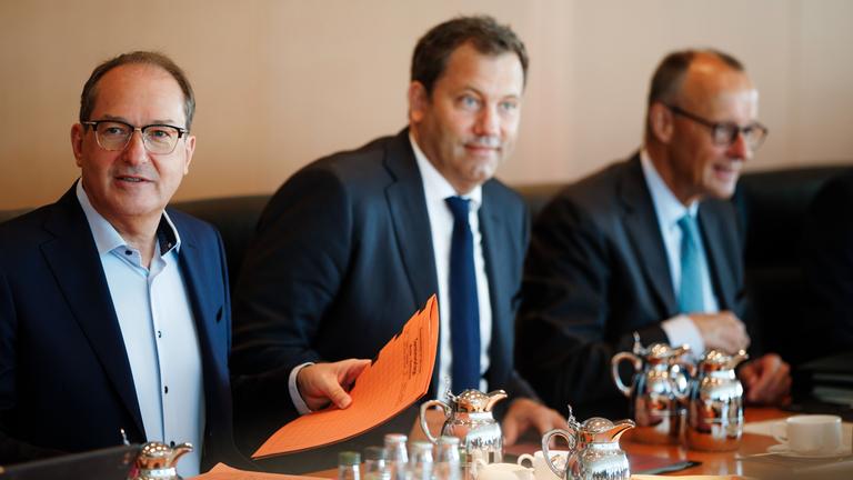 Bundesinnenminister Alexander Dobrindt, Bundesfinanzminister Lars Klingbeil und Bundeskanzler Friedrich Merz sitzen während einer Sitzung des deutschen Kabinetts im Kanzleramt in Berlin am 3. September 2025 nebeneinander.
