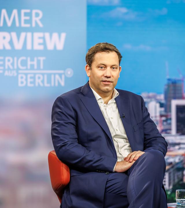 Bundesfinanzminister Lars Klingbeil im Sommer Interview im Bericht aus Berlin des ARD-Hauptstadtstudios.