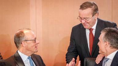 Bundeskanzler Merz, Bundesminister der Verteidigung Pistorius und chef des Bundeskanzleramts und Bundesminister Thorsten Frei nehmen an einer Sitzung des Bundeskabinetts teil. Sie unterhalten sich.