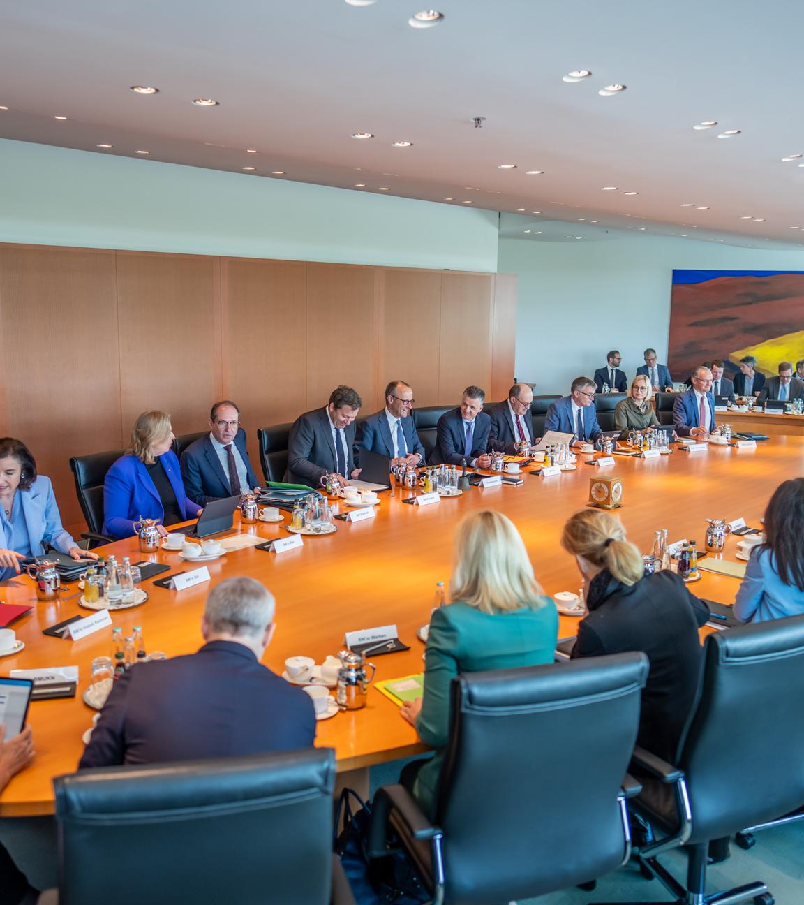 Bundeskanzler Friedrich Merz (CDU) spricht vor Beginn der Sitzung des Bundeskabinett im Bundeskanzleramt. 