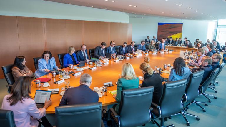 Bundeskanzler Friedrich Merz (CDU) spricht vor Beginn der Sitzung des Bundeskabinett im Bundeskanzleramt. 
