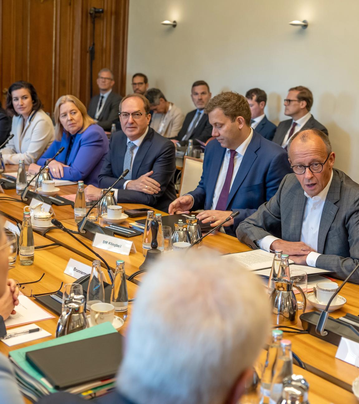 30.09.2025, Berlin: Bundeskanzler Friedrich Merz (CDU) spricht zu Beginn der Klausurtagung des Bundeskabinetts von CDU, CSU und SPD