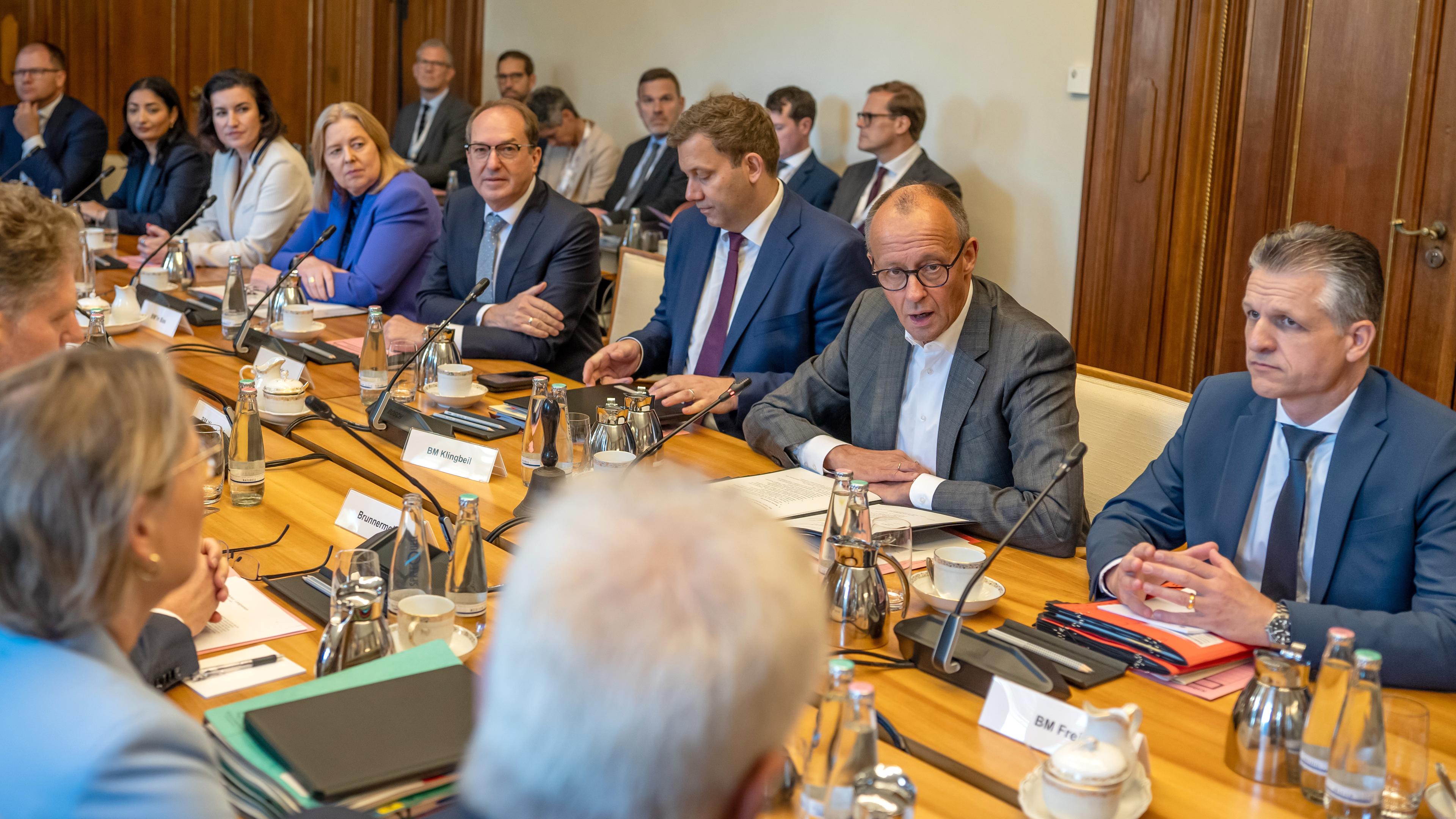 30.09.2025, Berlin: Bundeskanzler Friedrich Merz (CDU) spricht zu Beginn der Klausurtagung des Bundeskabinetts von CDU, CSU und SPD
