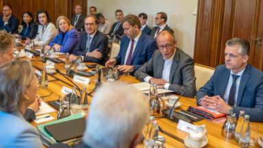 30.09.2025, Berlin: Bundeskanzler Friedrich Merz (CDU) spricht zu Beginn der Klausurtagung des Bundeskabinetts von CDU, CSU und SPD