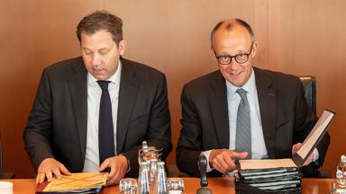  Lars Klingbeil (l, SPD), Bundesminister der Finanzen, sitzt neben Bundeskanzler Friedrich Merz (CDU) zu Beginn der Sitzung des Kabinetts im Bundeskanzleramt.
