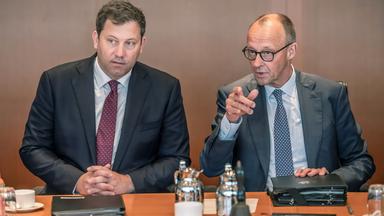 Berlin: Bundeskanzler Friedrich Merz (r, CDU) spricht mit Lars Klingbeil (SPD), Bundesminister der Finanzen, zu Beginn der Sitzung des Bundeskabinett im Kanzleramt.